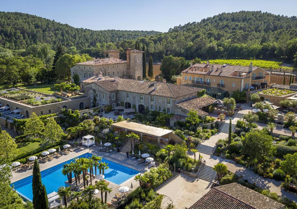 vue aérienne d'une maison de maître avec piscine dans l'établissement Château de Berne, à Lorgues