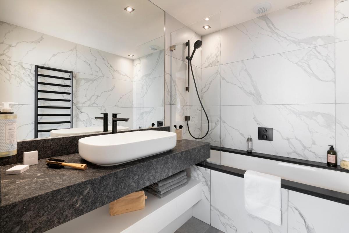 une salle de bain avec un lavabo et une douche dans l'établissement MGM Hôtels & Résidences - Résidence Alhéna, à Flaine