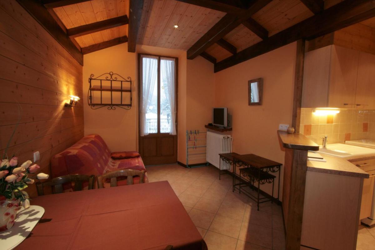 Télévision ou salle de divertissement dans l'établissement Logis Hotel & Spa Beau-Site