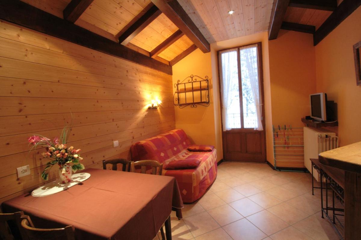 Télévision ou salle de divertissement dans l'établissement Logis Hotel & Spa Beau-Site