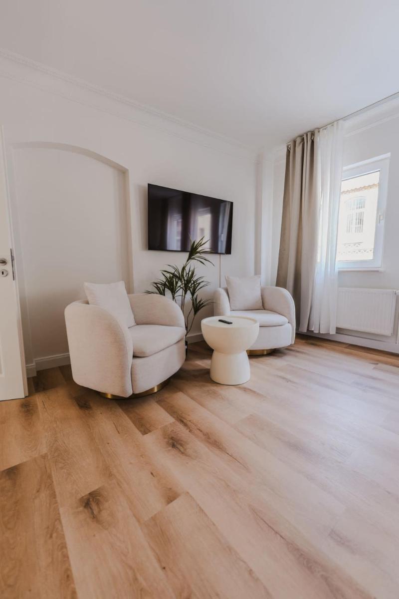 STAYLIGHT Business & Boutique Apartment - Parking lot - Housity