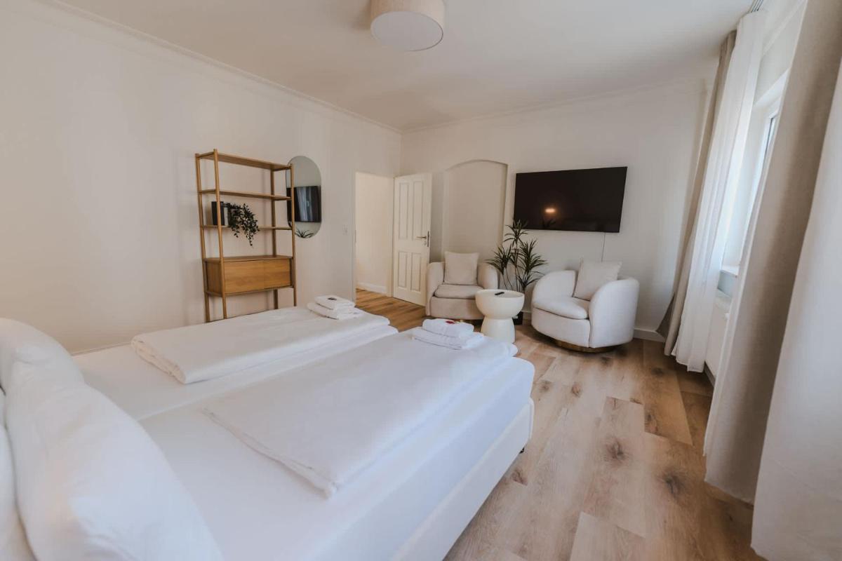 STAYLIGHT Business & Boutique Apartment - Parking lot - Housity