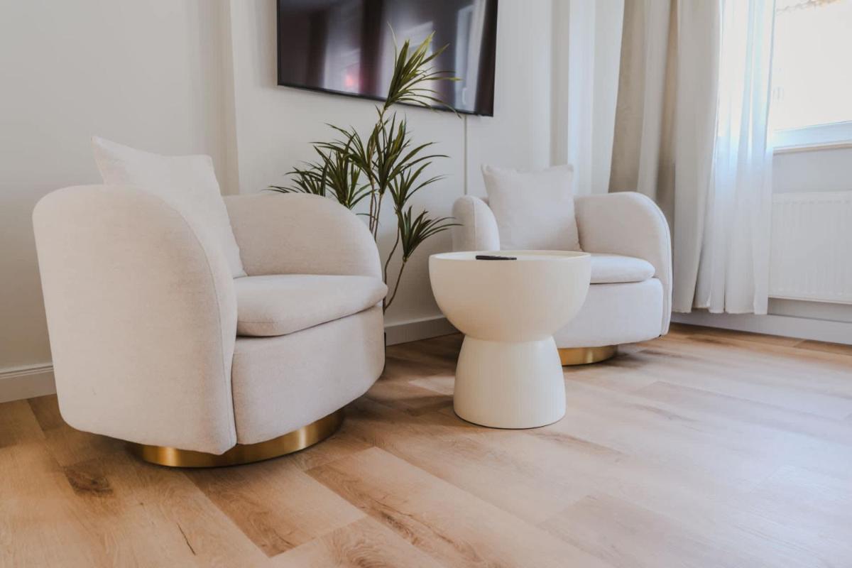 STAYLIGHT Business & Boutique Apartment - Parking lot - Housity
