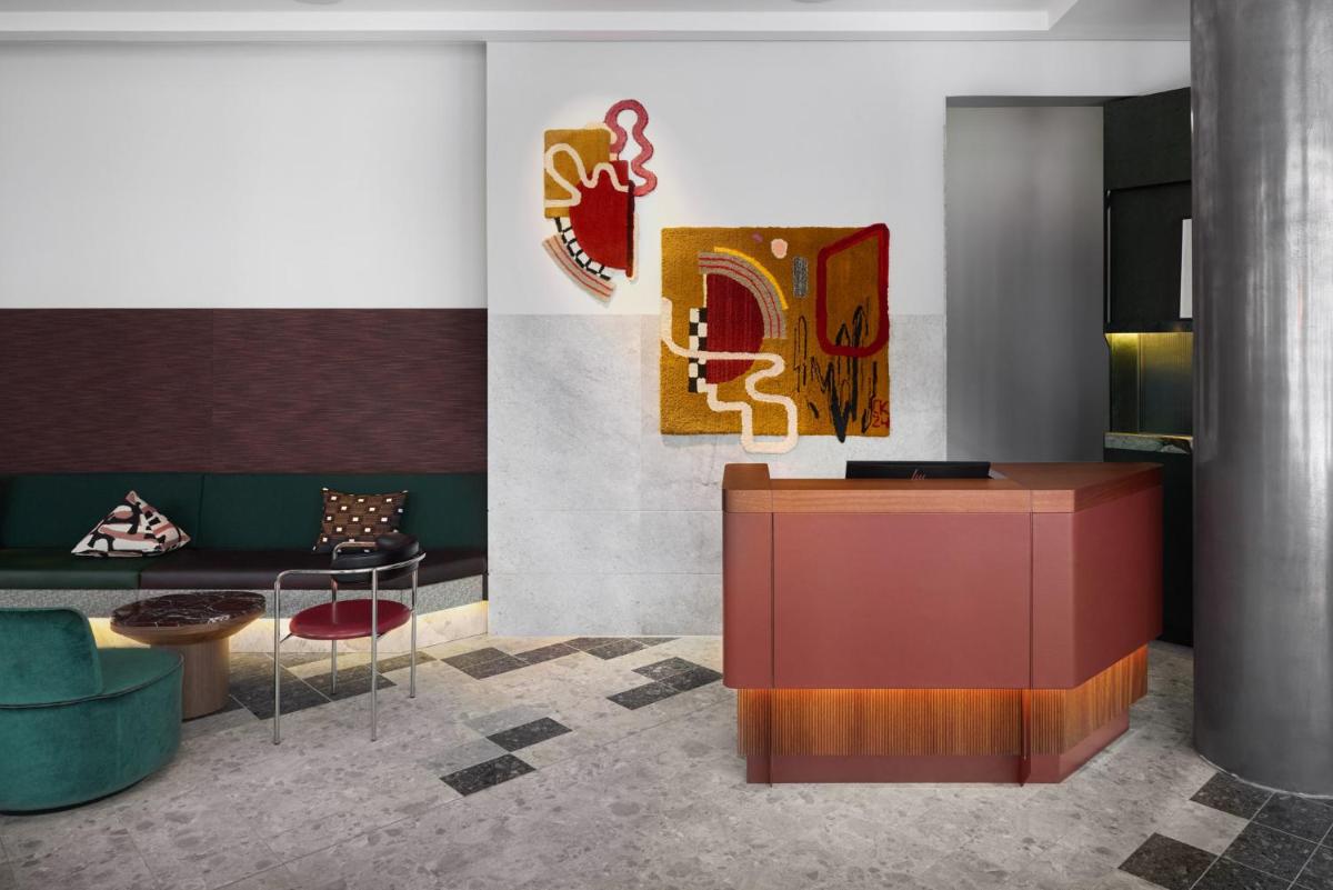 Ein Sitzbereich in der Unterkunft Kimpton Main Frankfurt by IHG