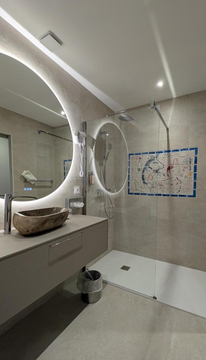 Salle de bains dans l'établissement Le Relais Des Trois Mas