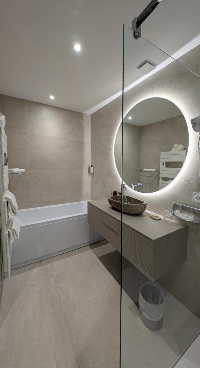 Salle de bains dans l'établissement Le Relais Des Trois Mas