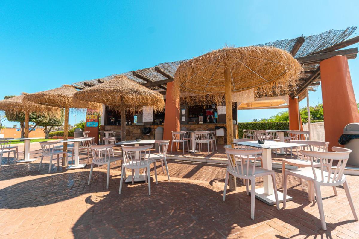 Un restaurante o sitio para comer en Ohtels Cabogata