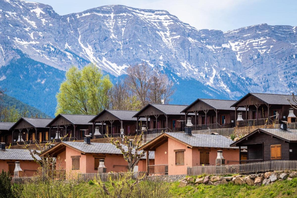 una fila de casas frente a una montaña en Cerdanya Viva Ecoestades, en Prullans