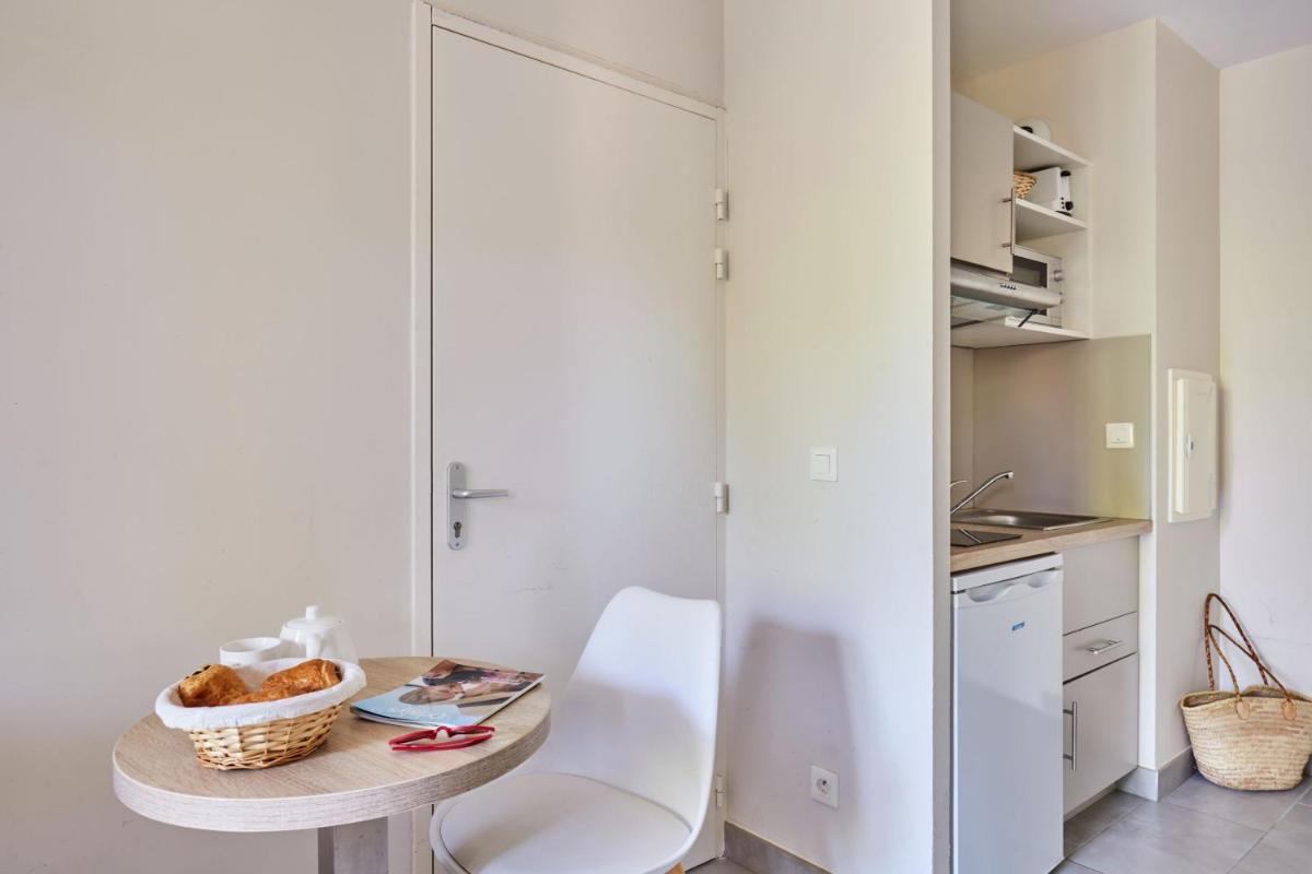 Cuisine ou kitchenette dans l'établissement Résidence Odalys Les Canissons