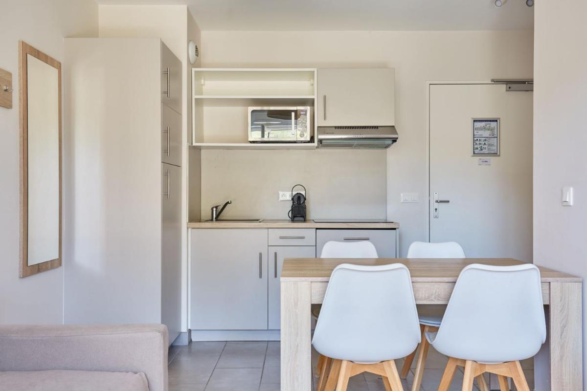 Cuisine ou kitchenette dans l'établissement Résidence Odalys Les Canissons