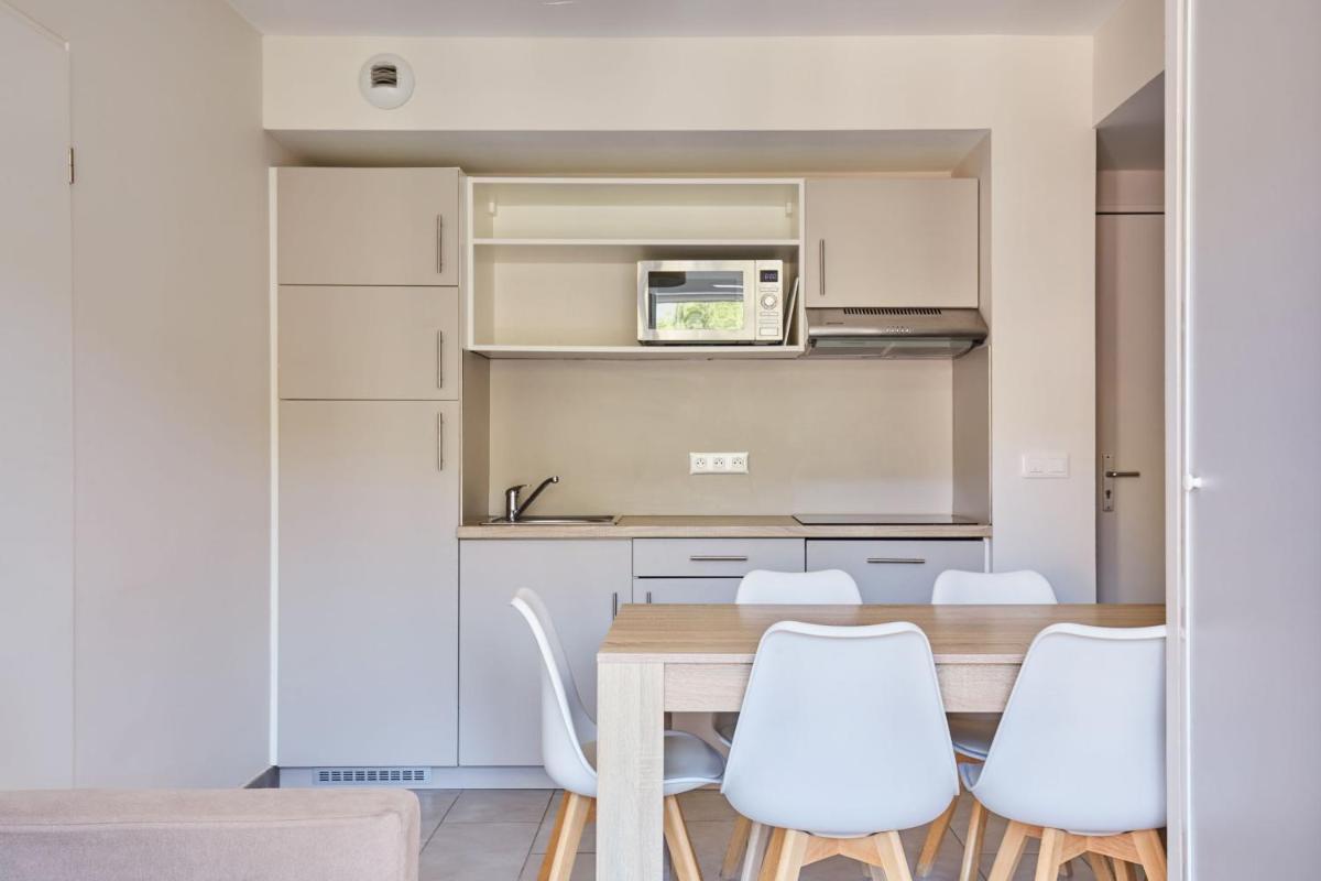 Cuisine ou kitchenette dans l'établissement Résidence Odalys Les Canissons