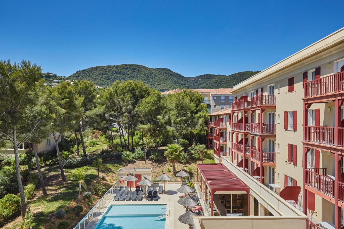 Vue générale sur la montagne ou vue sur la montagne depuis l'appart'hôtel