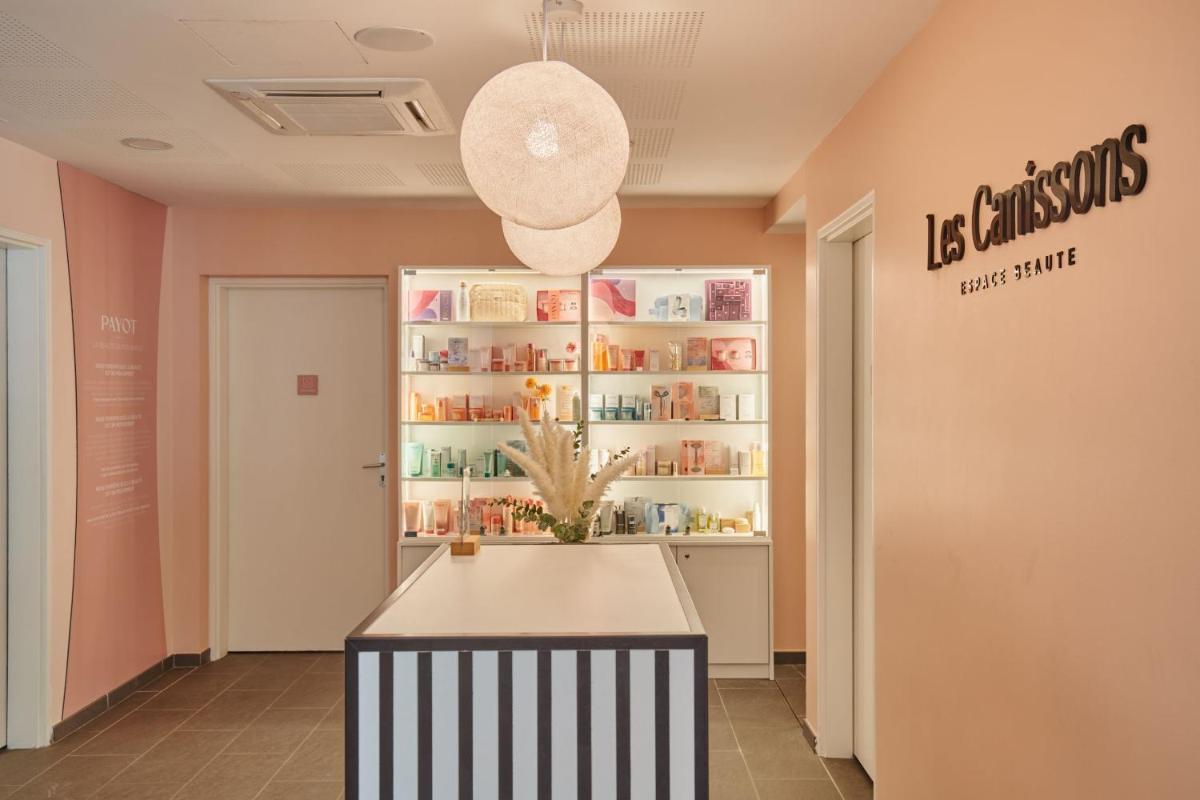 une salle d'attente avec comptoir dans une pharmacie dans l'établissement Résidence Odalys Les Canissons, à Cavalaire-sur-Mer