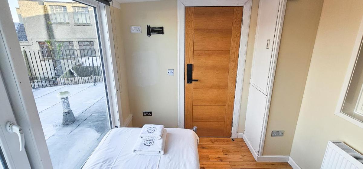 Bridge St 6 Bedroom House - Tranent - Housity