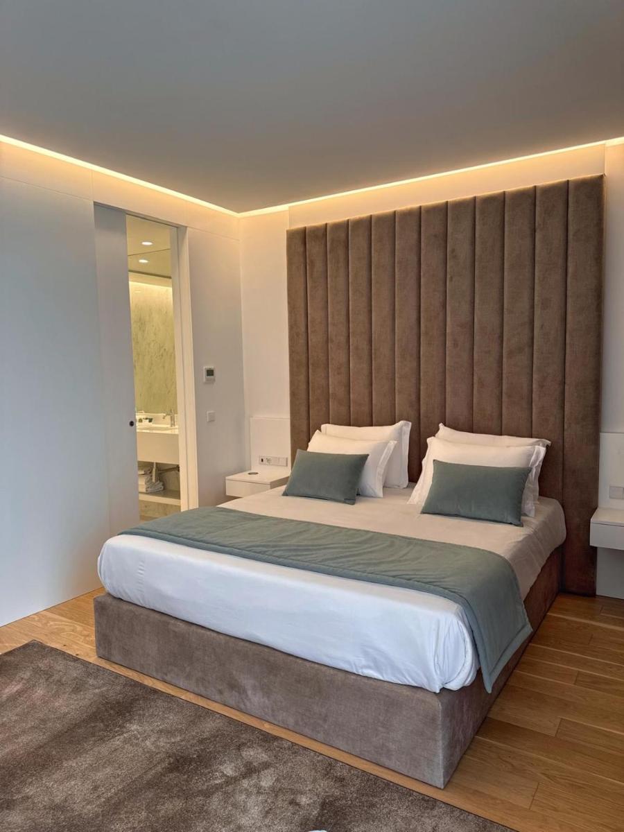 um quarto com uma cama grande com uma cabeceira grande em Douro Scala em Mesão Frio