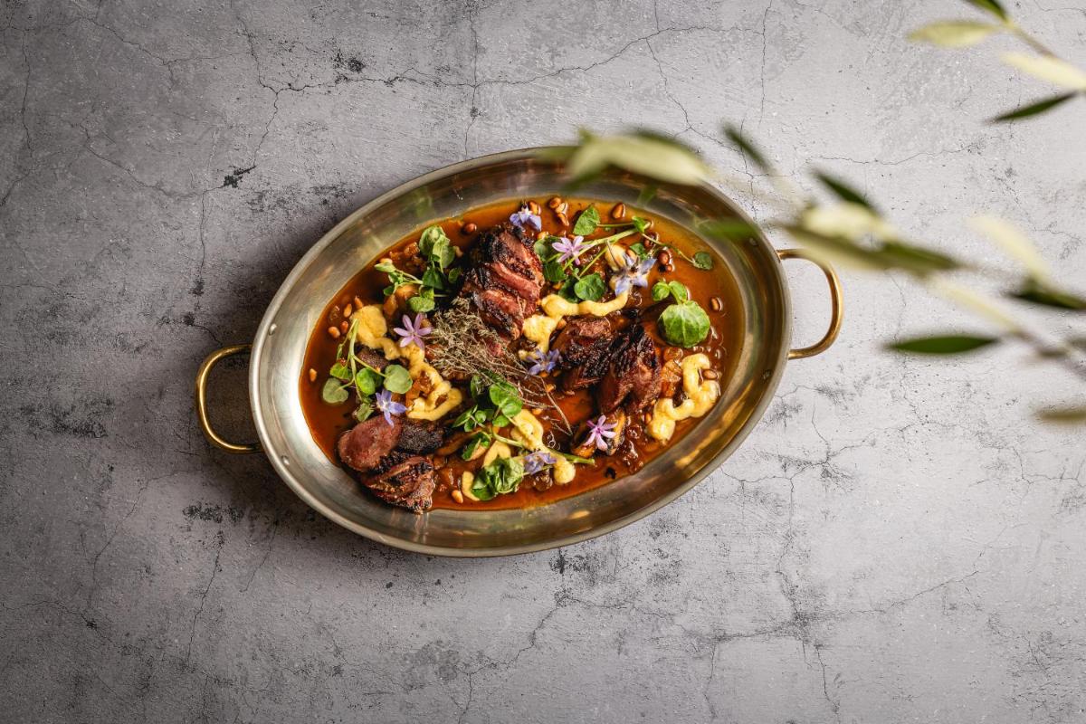 una olla de comida sentada en una mesa en Morvedra Nou Luxury Boutique Hotel - Adults Only, en Ciutadella