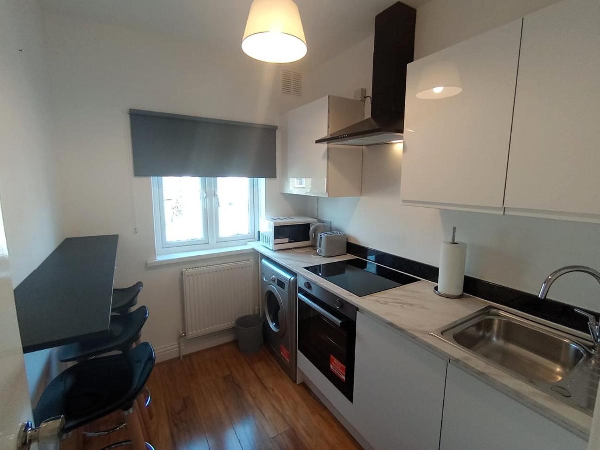 London Luxury 3 Bedroom Apartment close to East Ham Station - Housity
