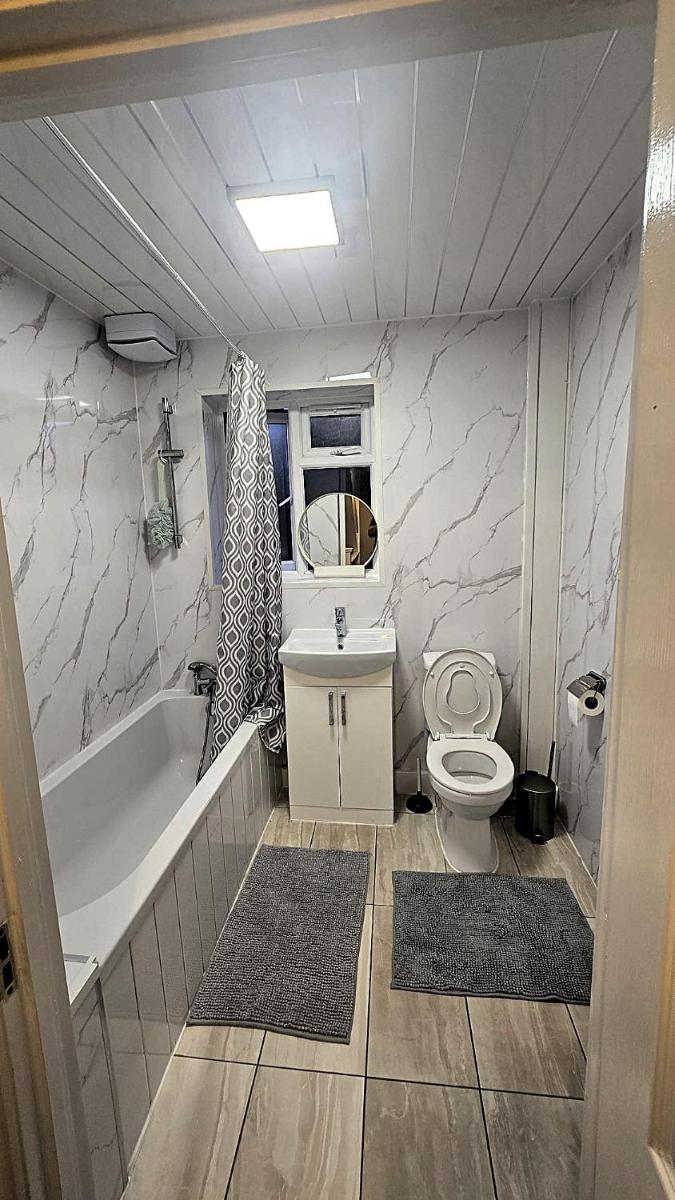 London Luxury 3 Bedroom Apartment close to East Ham Station - Housity