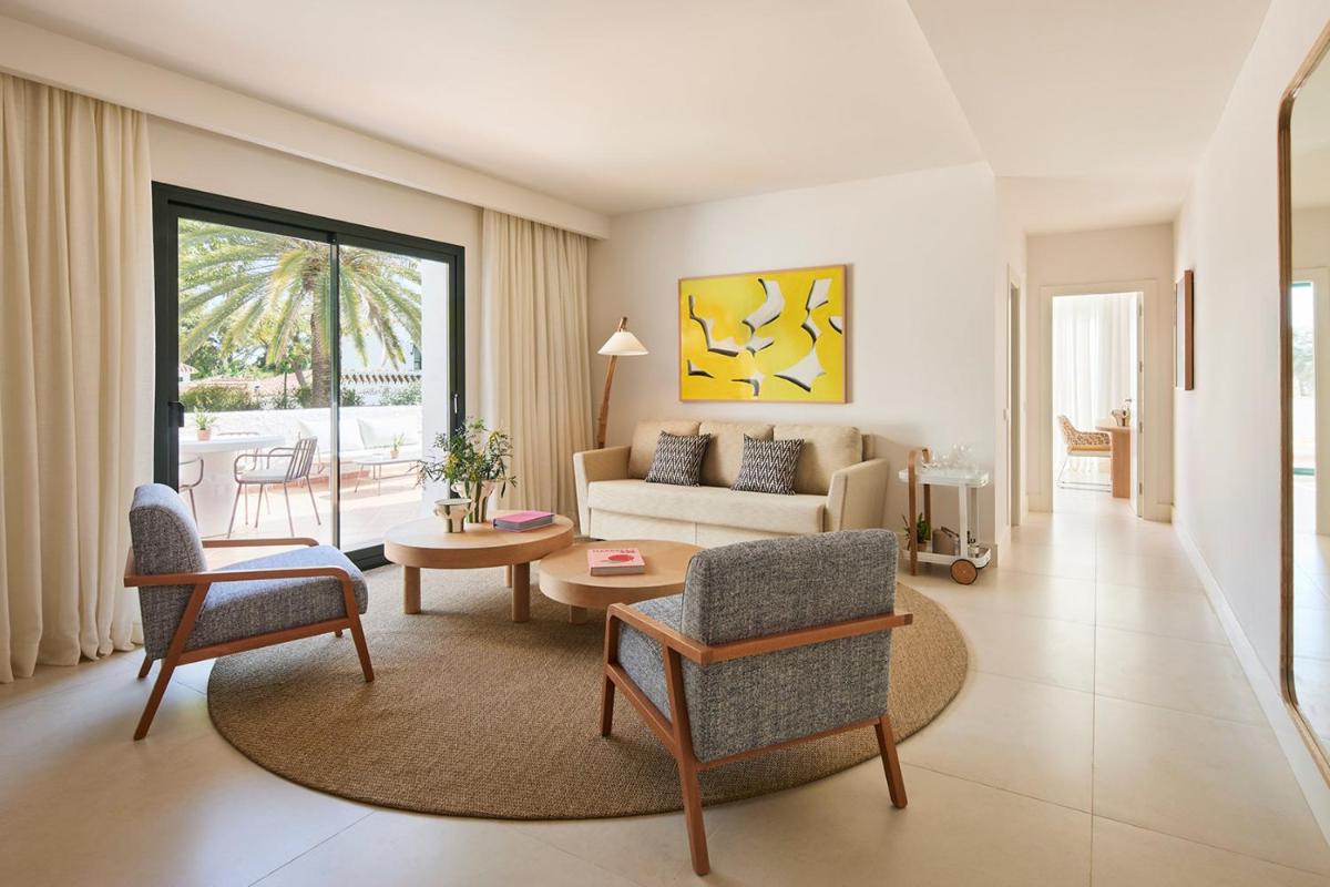 Zona de estar de Kimpton Los Monteros Marbella by IHG