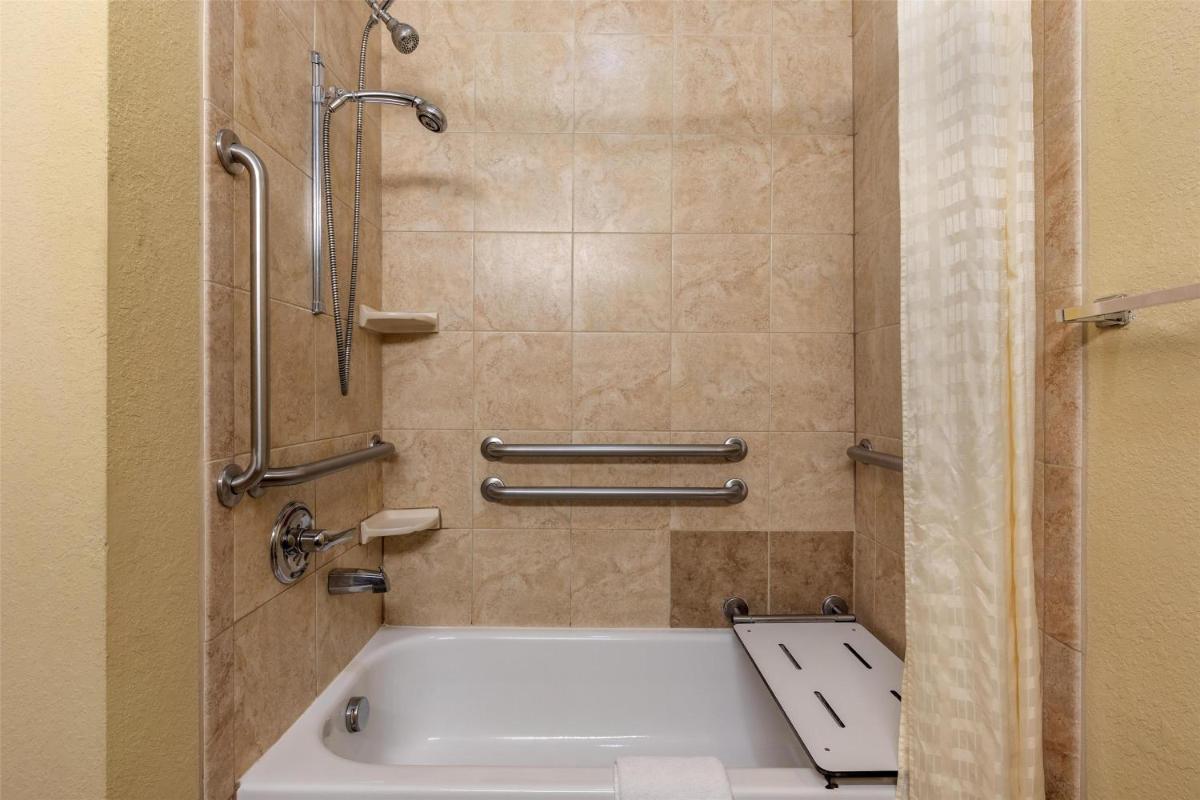 Best Western Bastrop Pines Inn - Housity