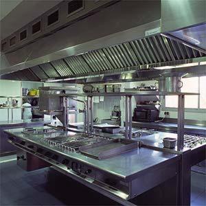 una gran cocina comercial con una gran barra de acero inoxidable en Hotel Golf Can Rafel, en Corbera de Llobregat