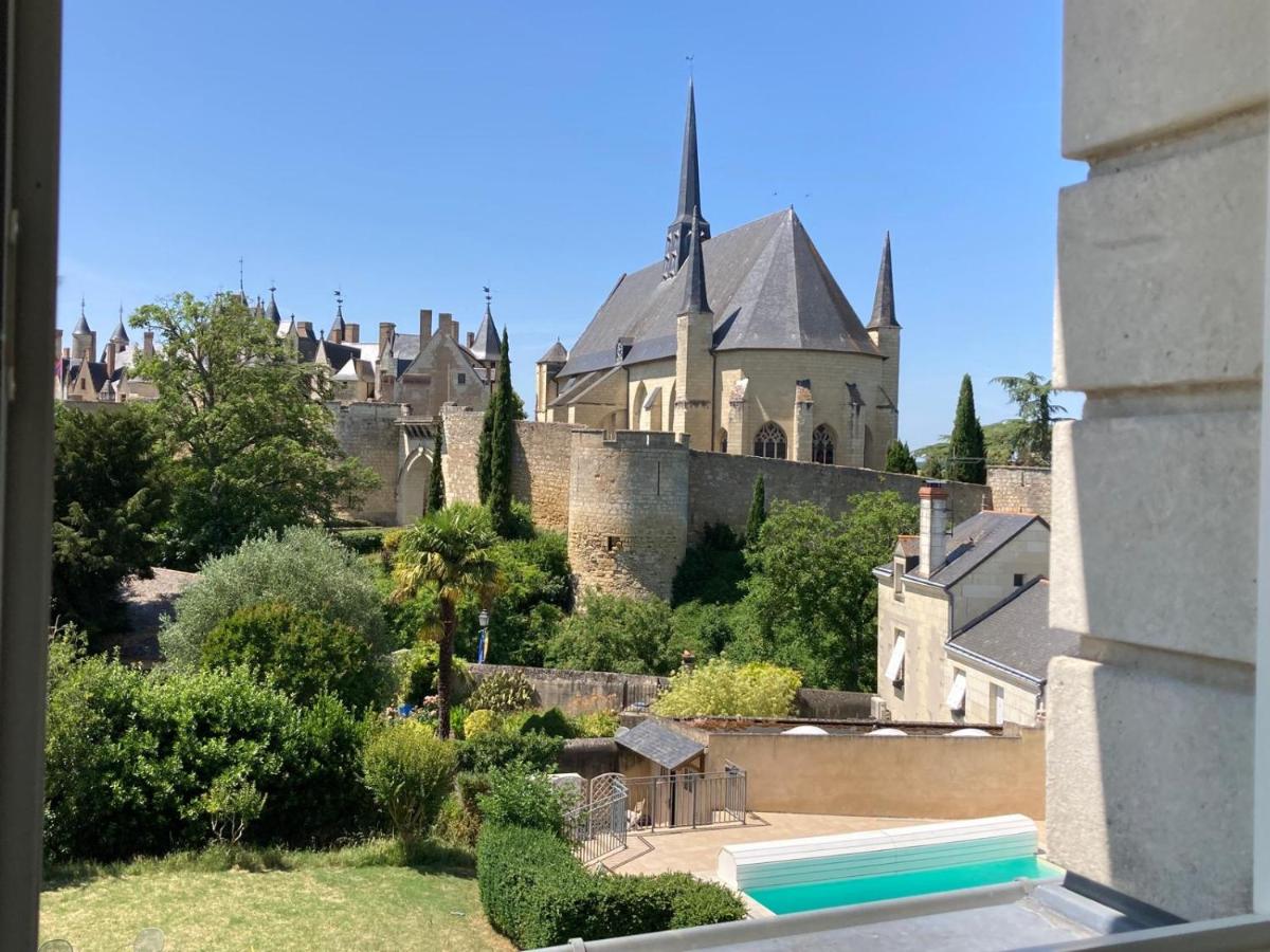 - une vue sur le château depuis sa fenêtre dans l'établissement Le Relais du Bellay, à Montreuil-Bellay