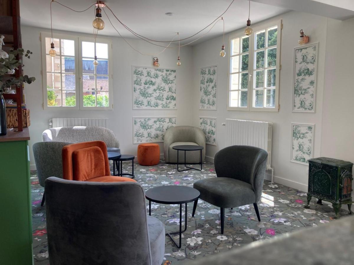 Coin salon dans l'établissement Le Relais du Bellay