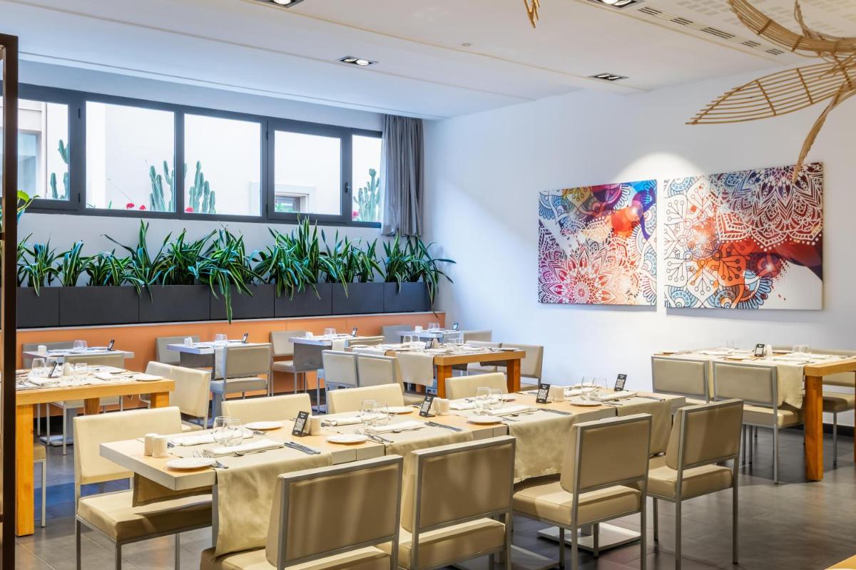Un restaurante o sitio para comer en ALEGRIA Palacio Mojacar - Adults Only