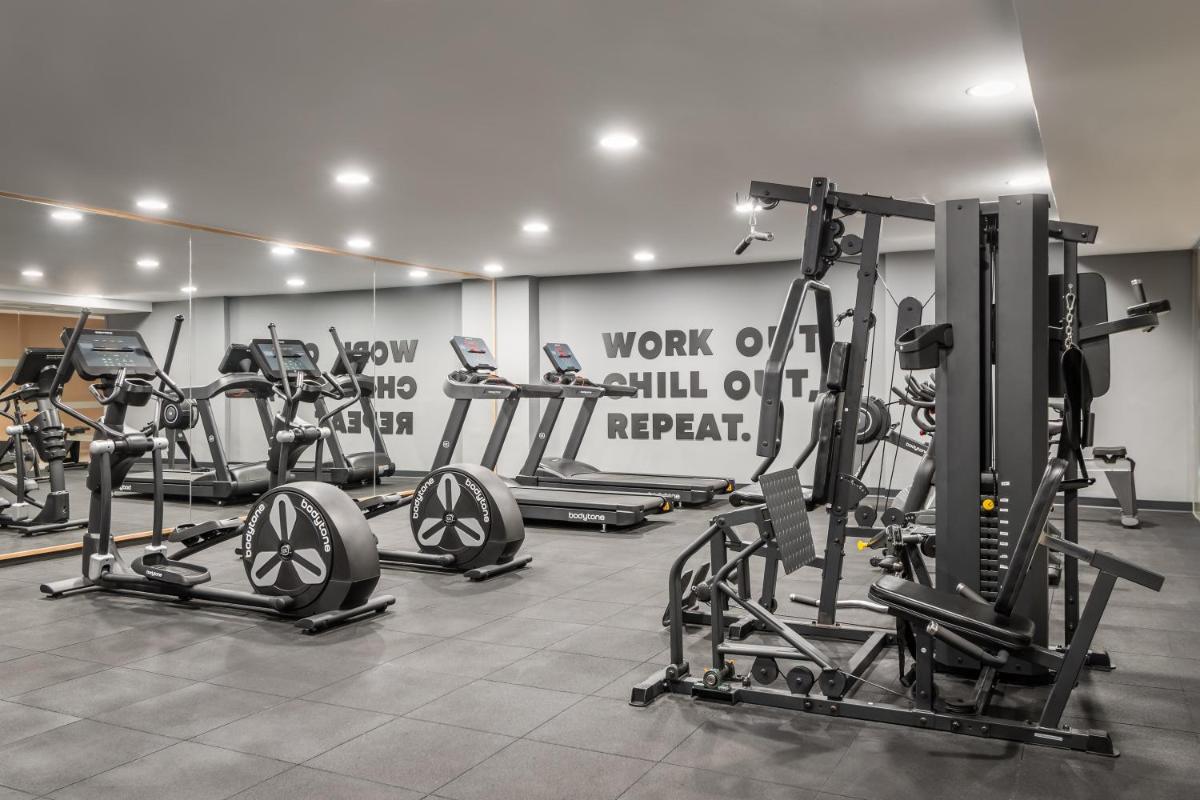 Un gimnasio con varias máquinas de correr en una habitación. en ALEGRIA Palacio Mojacar - Adults Only, en Mojácar