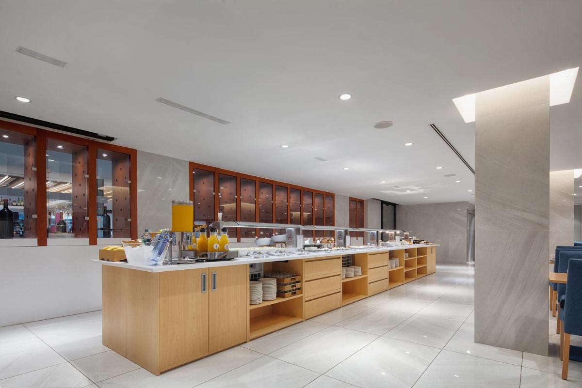 Una cocina o zona de cocina en Eurostars Puerto de Ibiza