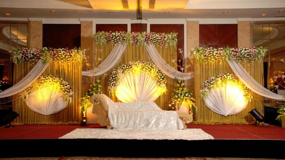 a room with a couch in front of a stage at Holiday Inn New Delhi Aerocity by IHG in New Delhi