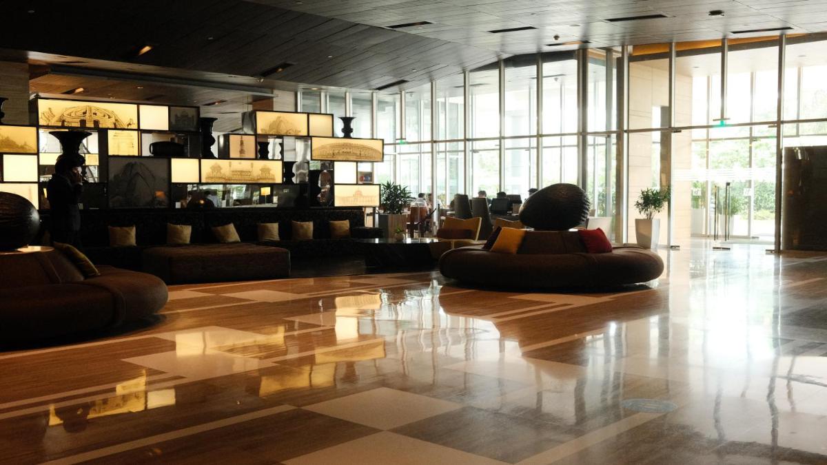 a lobby with a person sitting on the floor at Holiday Inn New Delhi Aerocity by IHG in New Delhi