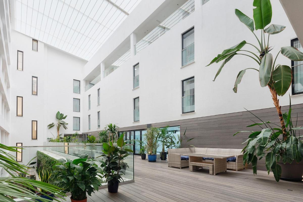 Jardín al aire libre en Eurostars Puerto de Ibiza