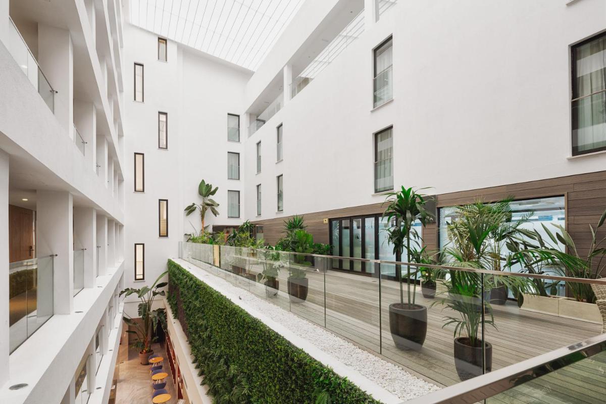 Jardín al aire libre en Eurostars Puerto de Ibiza