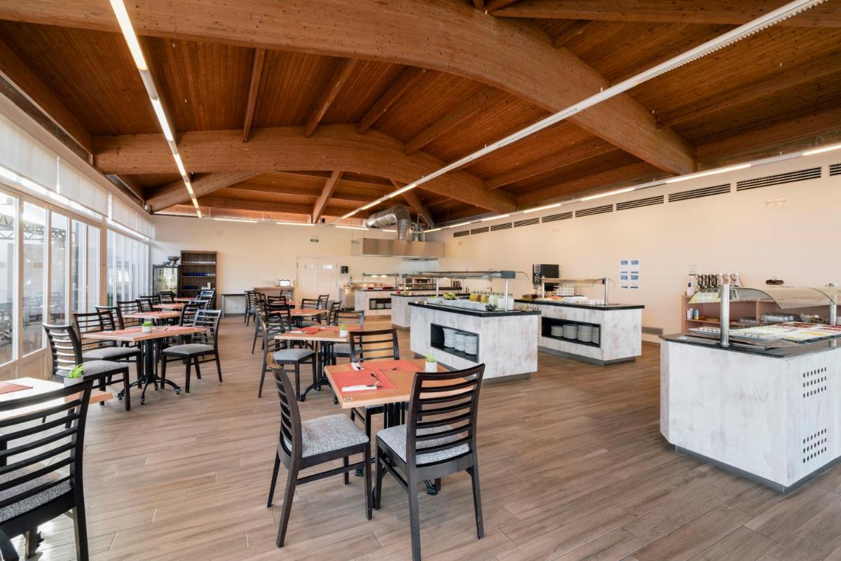 Un restaurante o sitio para comer en AluaSun Mediterráneo