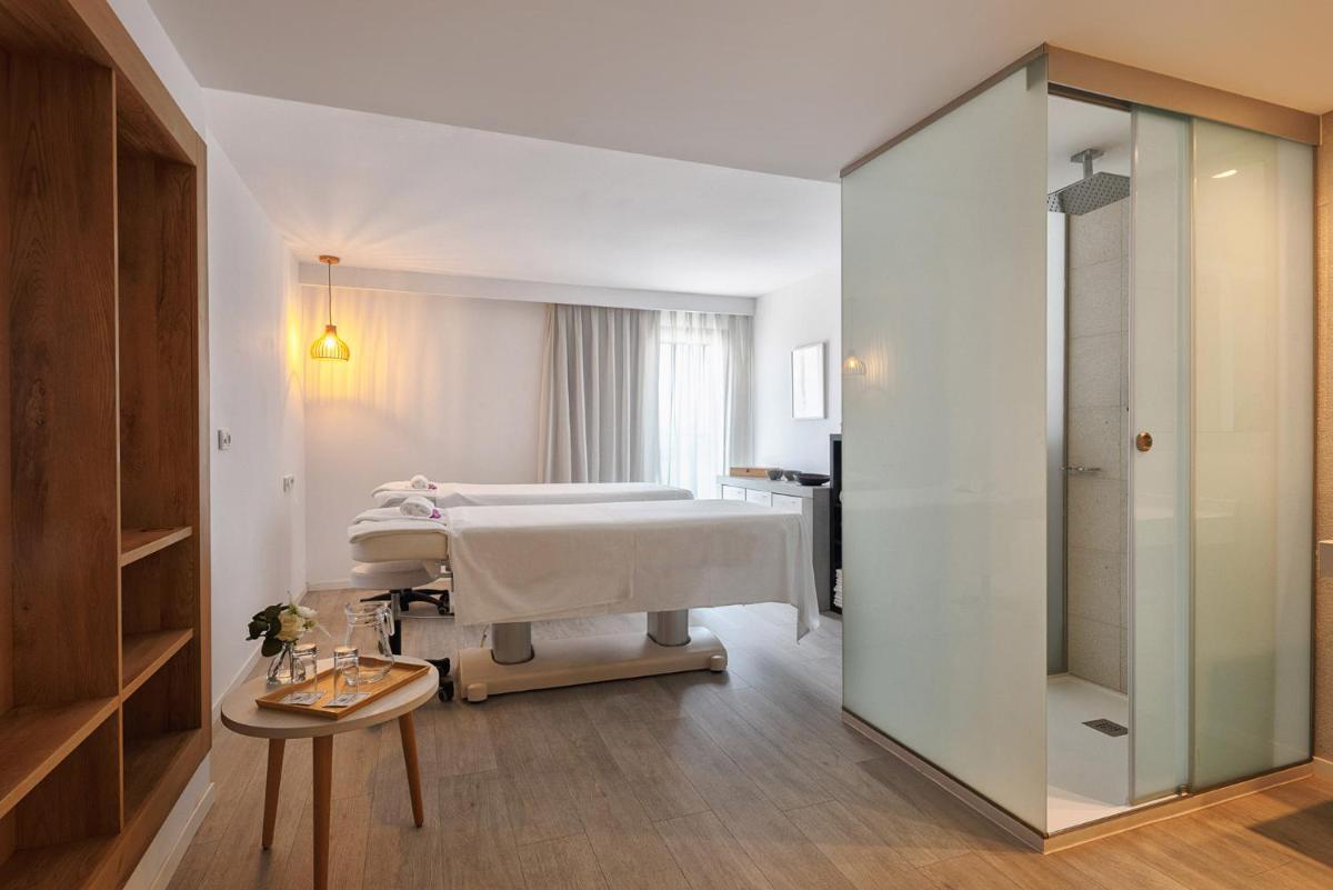 Cama o camas de una habitación en Eurostars Puerto de Ibiza