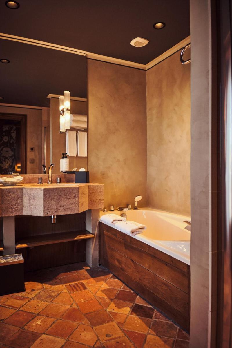 Salle de bains dans l'établissement Relais Bernard Loiseau
