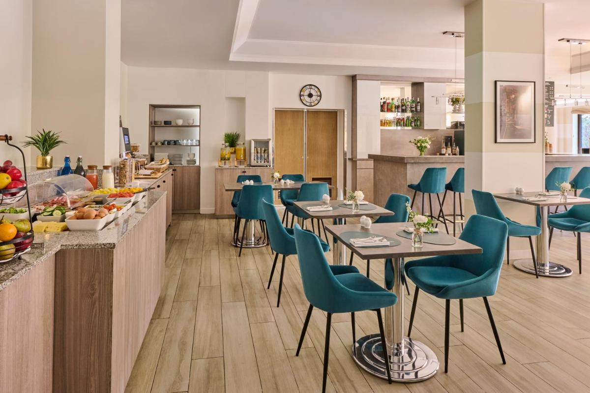 un restaurant avec des tables, des chaises et un comptoir dans l'établissement Fraser Suites Paris La Défense, à Courbevoie
