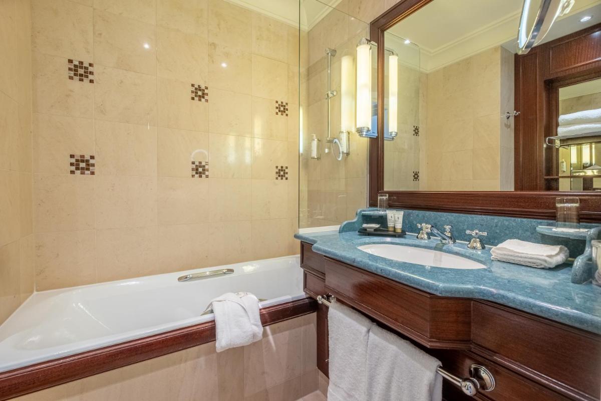 Salle de bains dans l'établissement Hôtel Pont Royal Paris