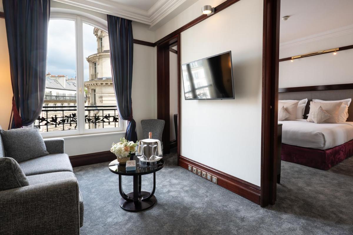 Télévision ou salle de divertissement dans l'établissement Hôtel Pont Royal Paris