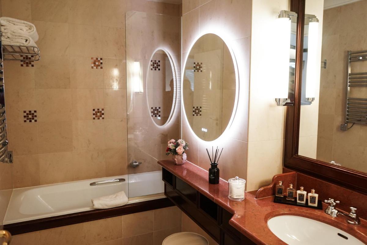Salle de bains dans l'établissement Hôtel Pont Royal Paris