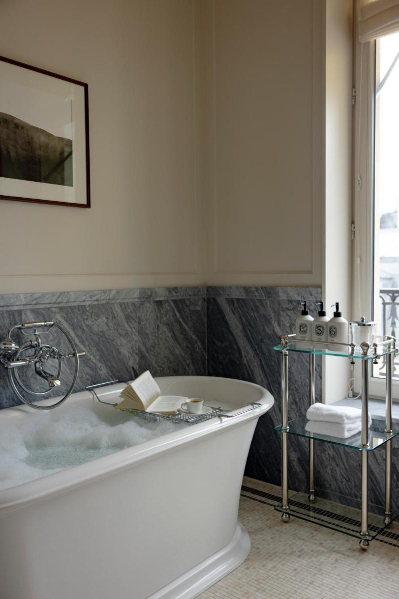 Salle de bains dans l'établissement Hôtel Balzac Paris & Spa Ikoï