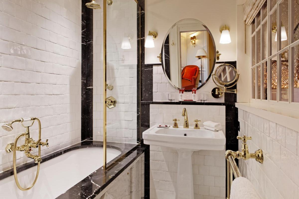 Salle de bains dans l'établissement Relais Christine
