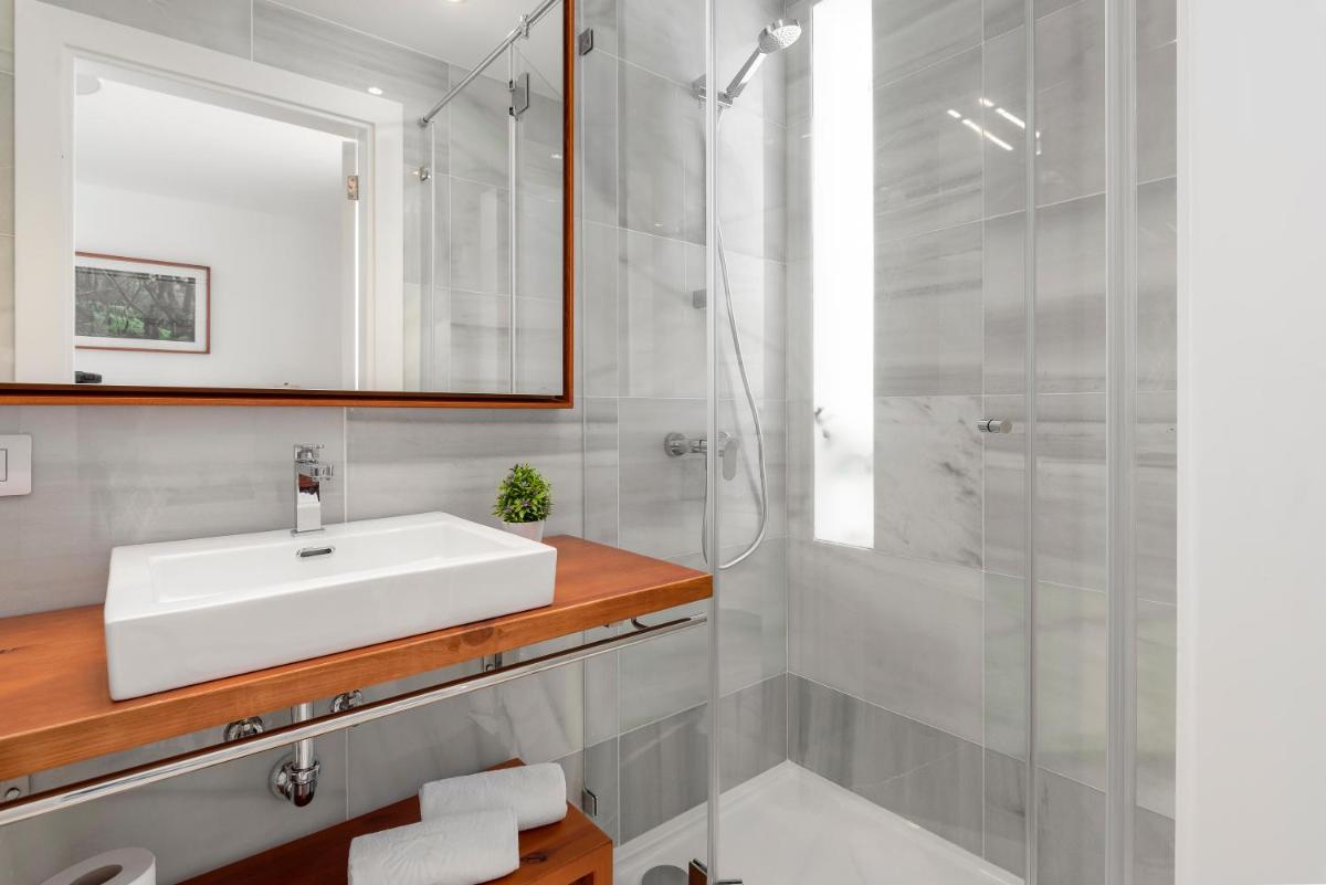 Un baño de Parque Santiago III Official