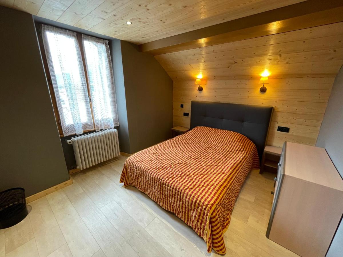 Un ou plusieurs lits dans un hébergement de l'établissement Logis Hotel & Spa Beau-Site