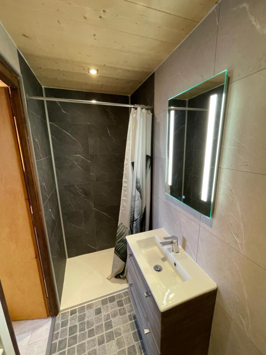 Salle de bains dans l'établissement Logis Hotel & Spa Beau-Site