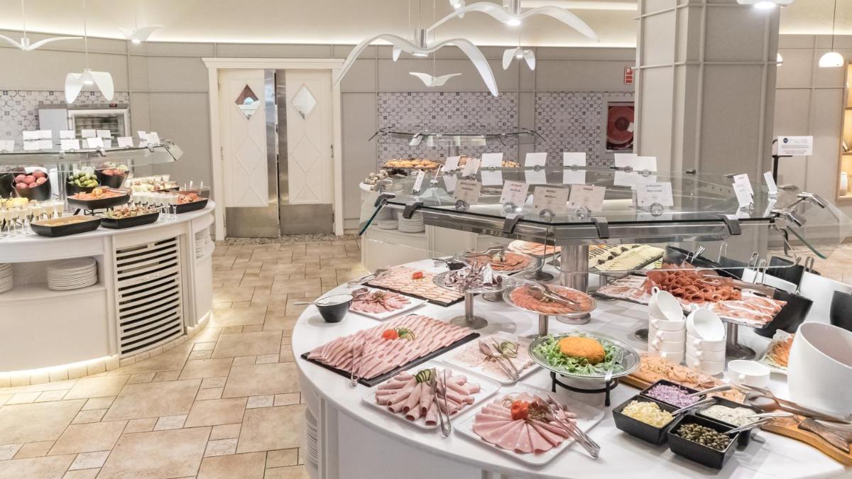 Comida en o cerca de este hotel