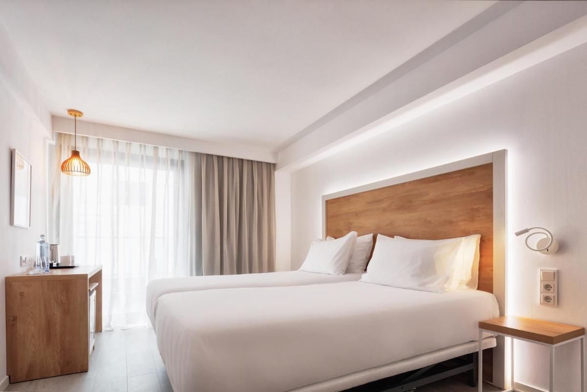 Cama o camas de una habitación en Eurostars Puerto de Ibiza