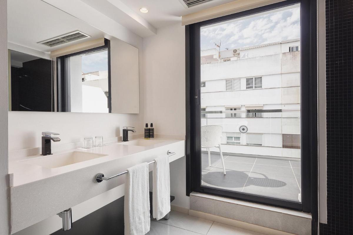 Un baño de Eurostars Puerto de Ibiza