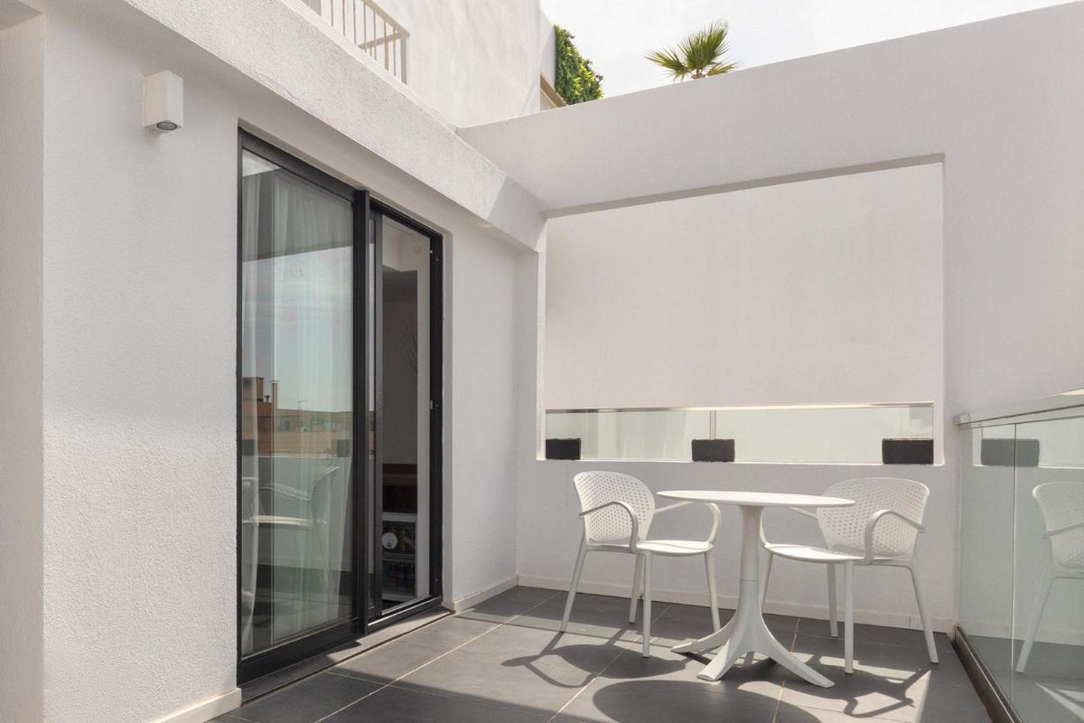 Un balcón o terraza de Eurostars Puerto de Ibiza